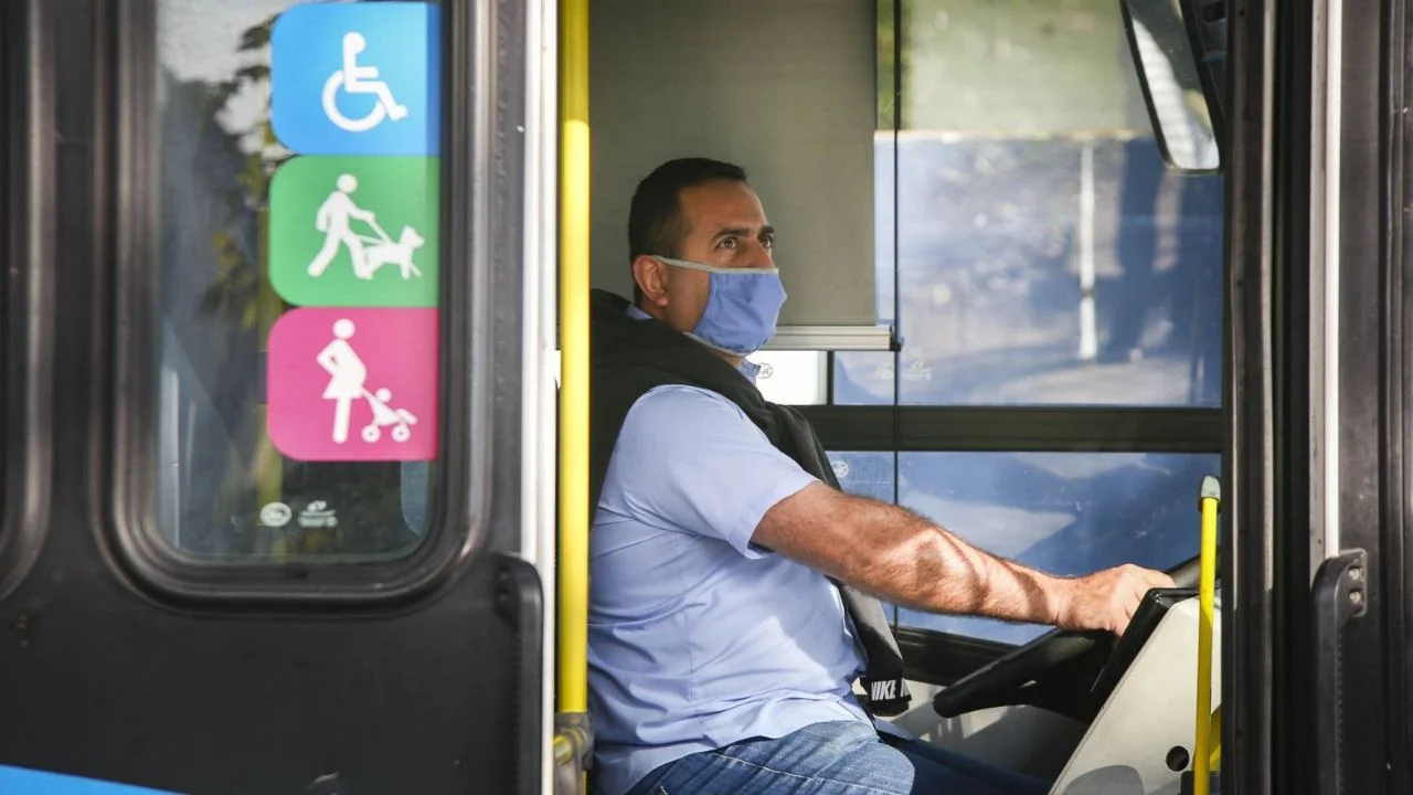Aparecieron los fondos y los choferes de colectivo descartaron el paro