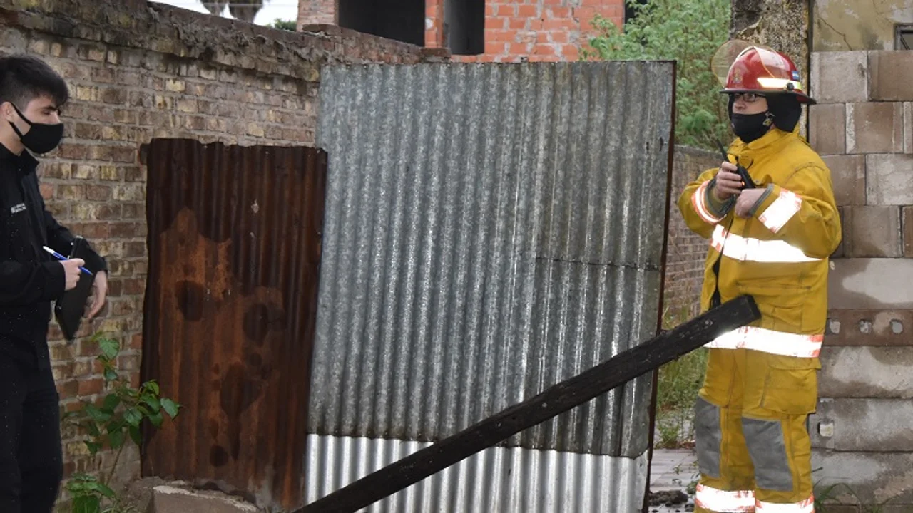 Principio de incendio extinguido en el interior de una casa deshabitada
