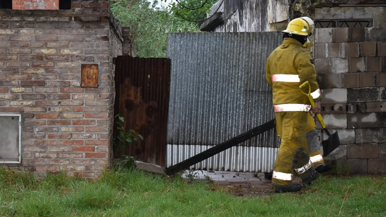 Principio de incendio extinguido en el interior de una casa deshabitada