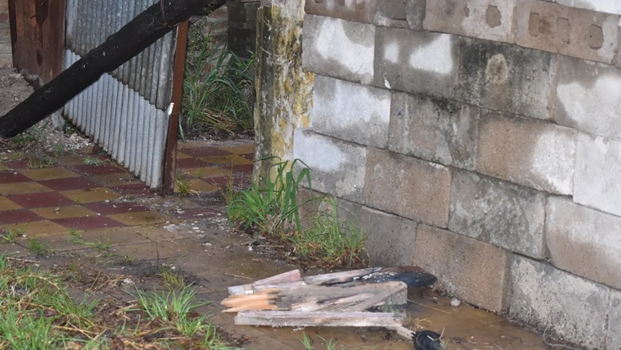 Principio de incendio extinguido en el interior de una casa deshabitada
