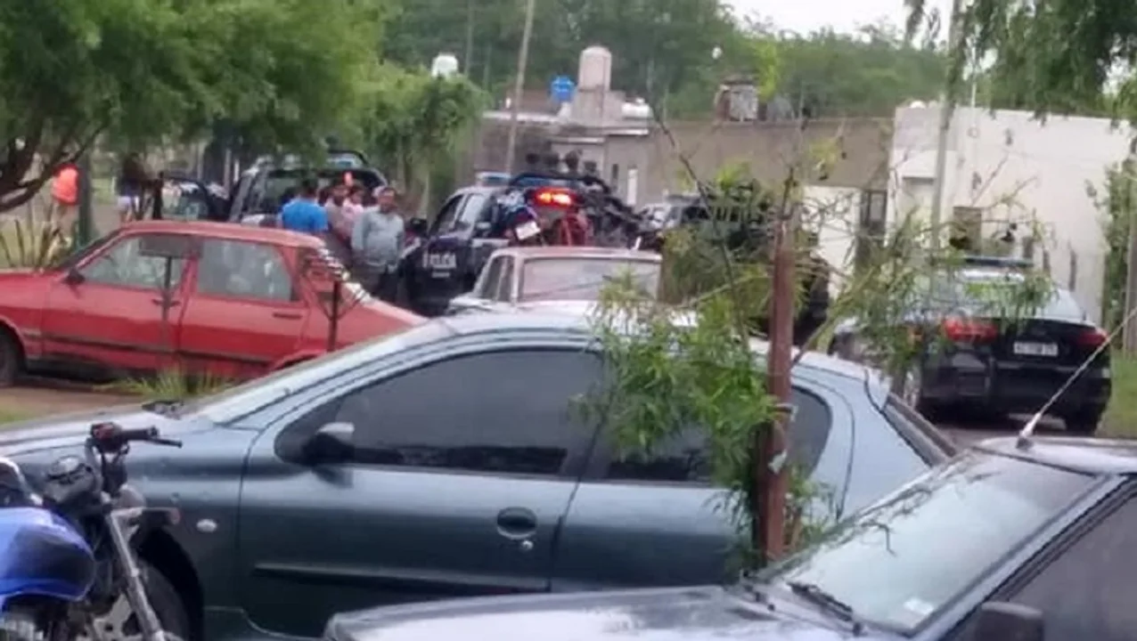La policía trabajó largas horas en el lugar de la fiesta.