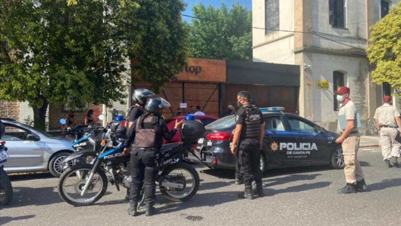 Los arrestados fueron trasladados a la comisaría segunda. (Foto: La Capital)