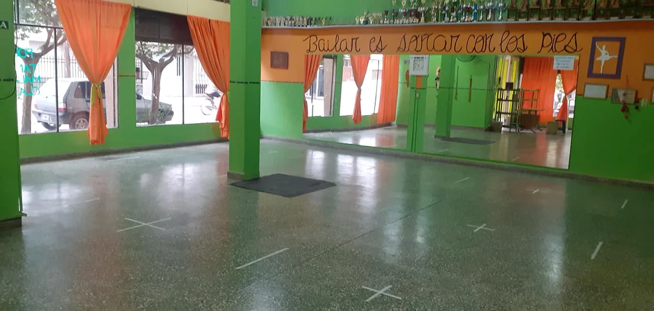 Luego de ocho meses, una academia de danza local reabre sus puertas