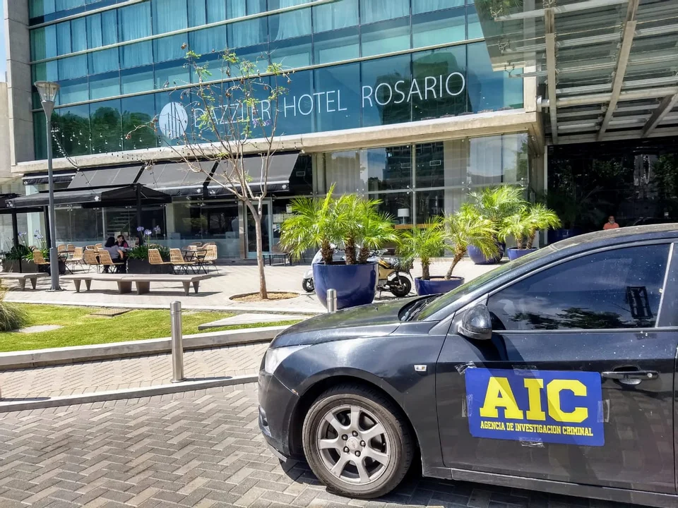 El allanamiento en uno de los hoteles, junto al parque Scalabrini Ortiz. (Rosarioplus)