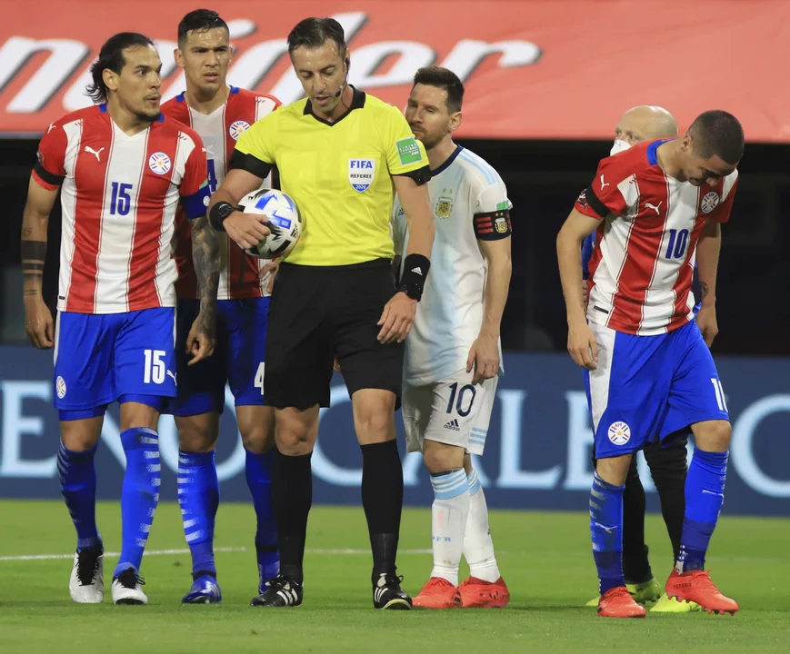 Polémicas, intensidad y VAR en el empate entre Argentina y Paraguay