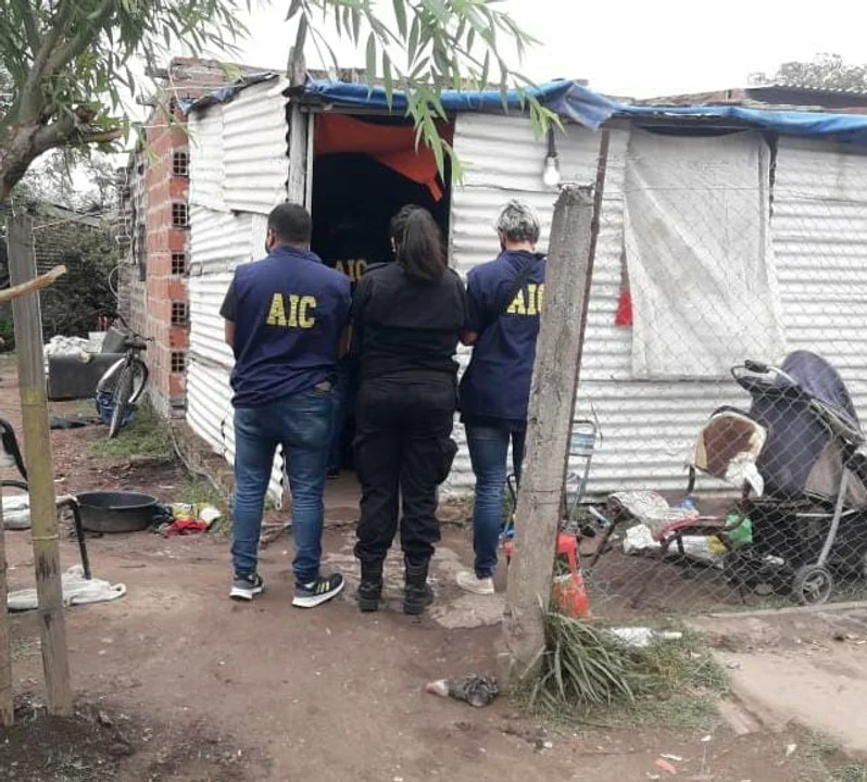 La imagen del allanamiento. Se llevaron a un joven de 26 años.