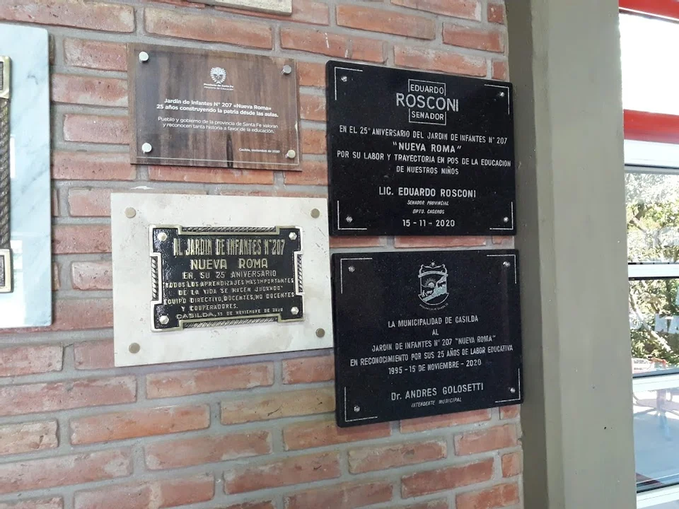 Las placas que fueron regaladas por las autoridades locales y provinciales.