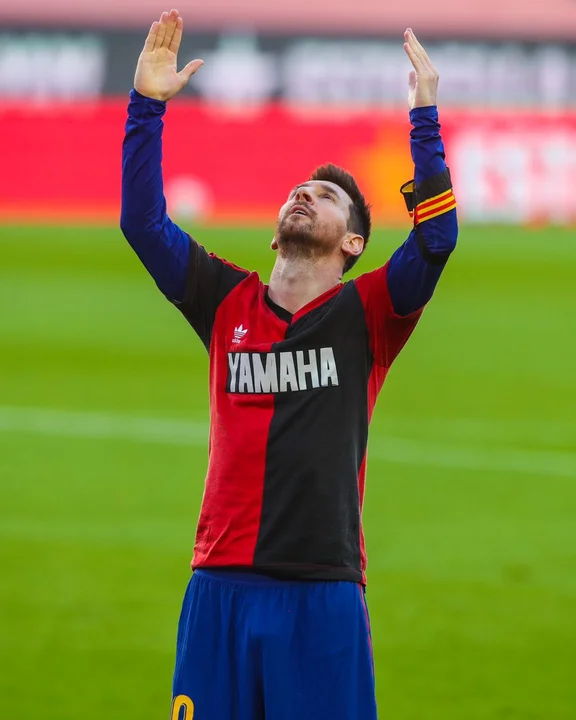 Messi emocionó con su homenaje a Diego con la camiseta que usó en Newell's
