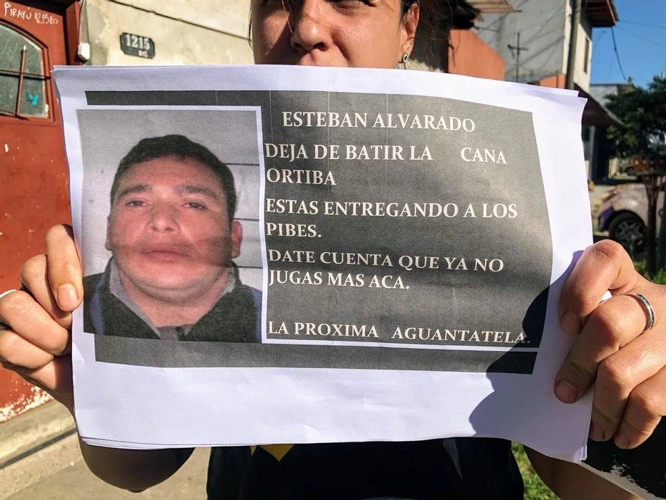 El mensaje mafioso arrojado frente a la casa baleada (foto Rosario Plus)