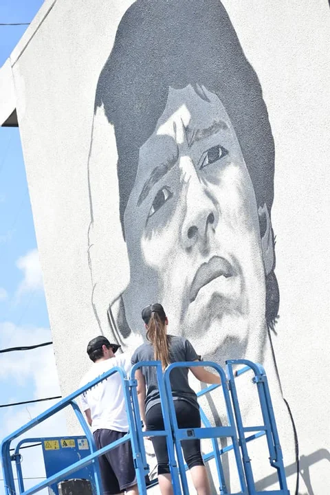 La mano de un casildense para retratar a Maradona en Puerto General San Martín.