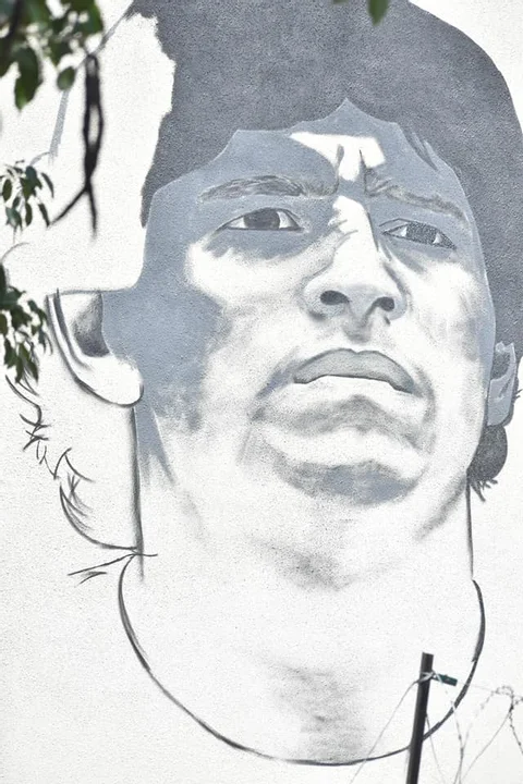 La mano de un casildense para retratar a Maradona en Puerto General San Martín.