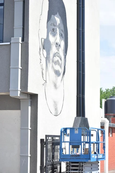 La mano de un casildense para retratar a Maradona en Puerto General San Martín.