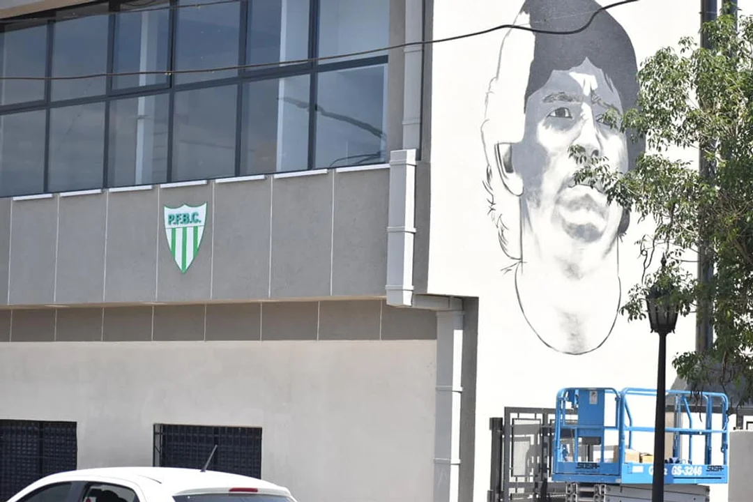 La mano de un casildense para retratar a Maradona en Puerto General San Martín.
