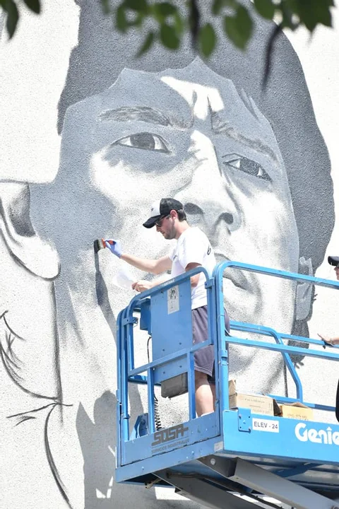 La mano de un casildense para retratar a Maradona en Puerto General San Martín.
