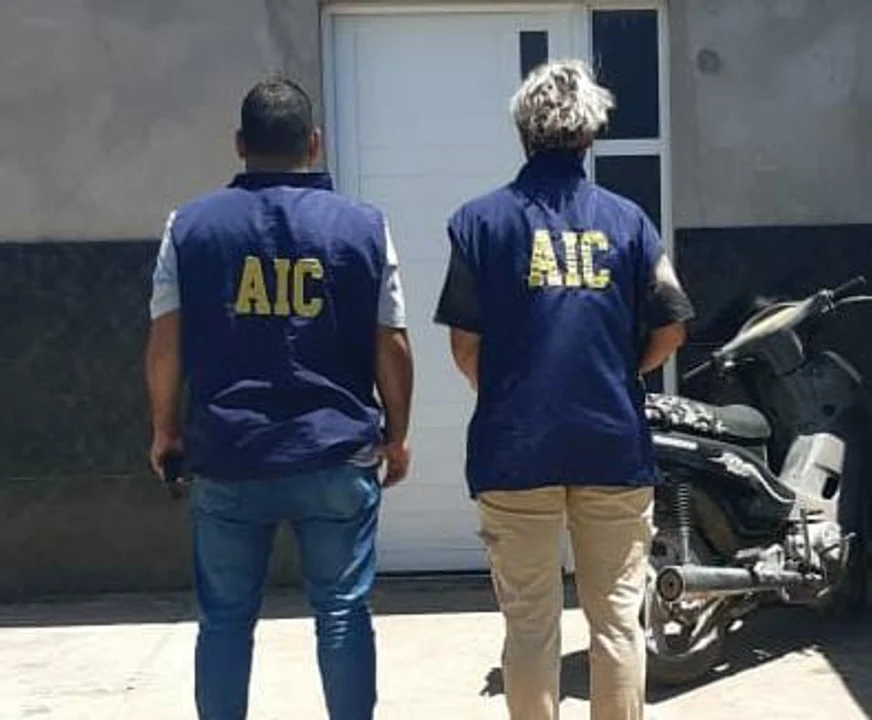 Detuvieron a dos personas y secuestraron un arma "tumbera"