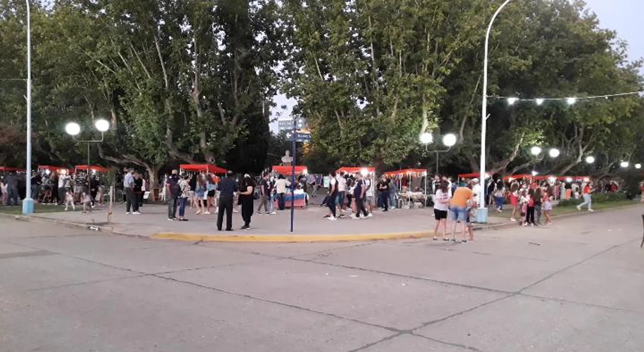 Así comenzaba a disfrutar la gente de "A orillas de la Plaza" y CasildaPlus estuvo en el lugar.