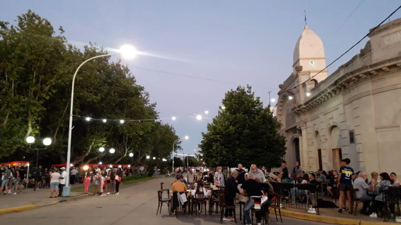 Así comenzaba a disfrutar la gente de "A orillas de la Plaza" y CasildaPlus estuvo en el lugar.