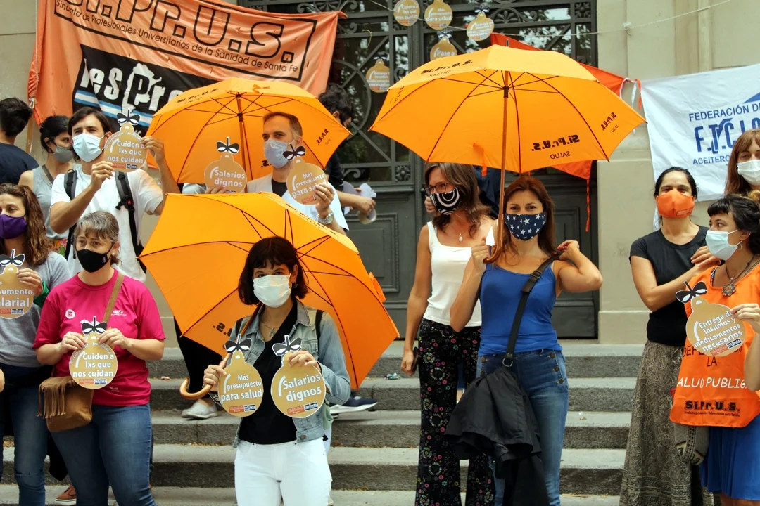 Profesionales de salud, en pie de lucha.
