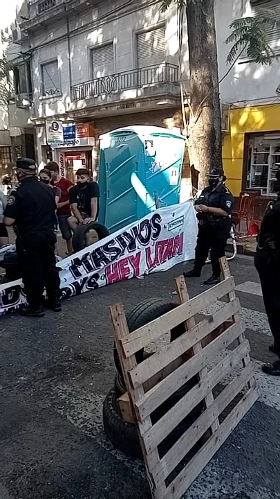 La Policía intenta desalojar el acampe frente a Hey Latam