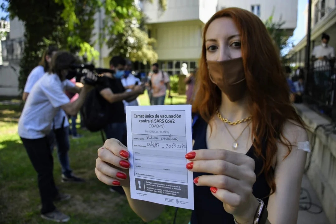 Qué diferencia hay entre la nueva vacuna bivalente contra el covid y la anterior