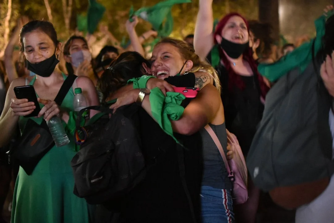 Abrazo infinito en la plaza San Martín con la sanción de la ley. (Rosarioplus.com)