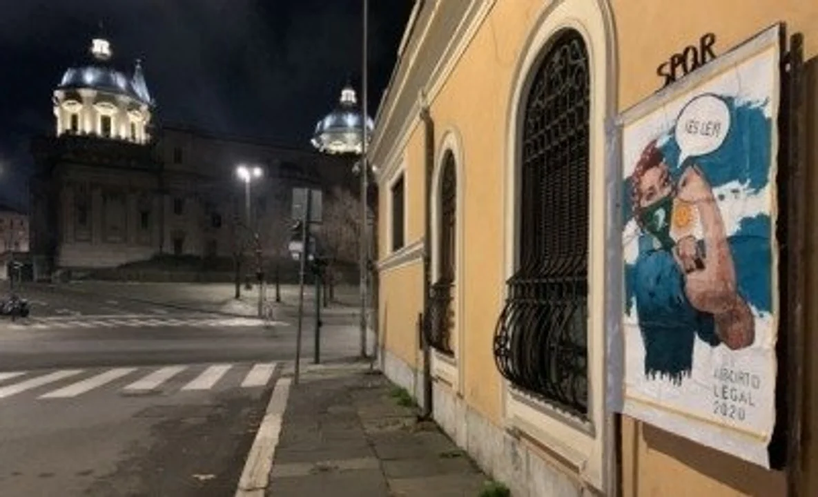 La "Banksy italiana" dedicó una obra al aborto legal en Argentina