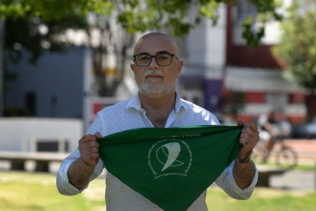 Teppaz junto al pañuelo verde distintivo del reclamo por el aborto legal (Crédito: bichosraros.com.ar/)
