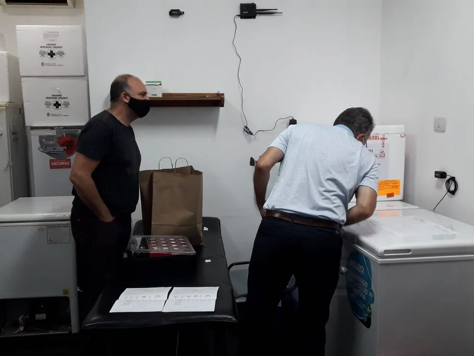 Gustavo Corba estuvo acompañando a los responsables de poner en funcionamiento el nuevo sistema de monitoreo. Foto: Gaspar Dalla Valle.