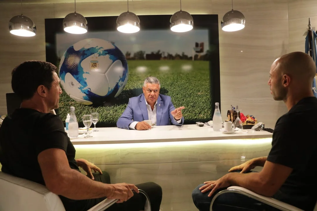 Mascherano, reunido con Tapia y Scaloni.