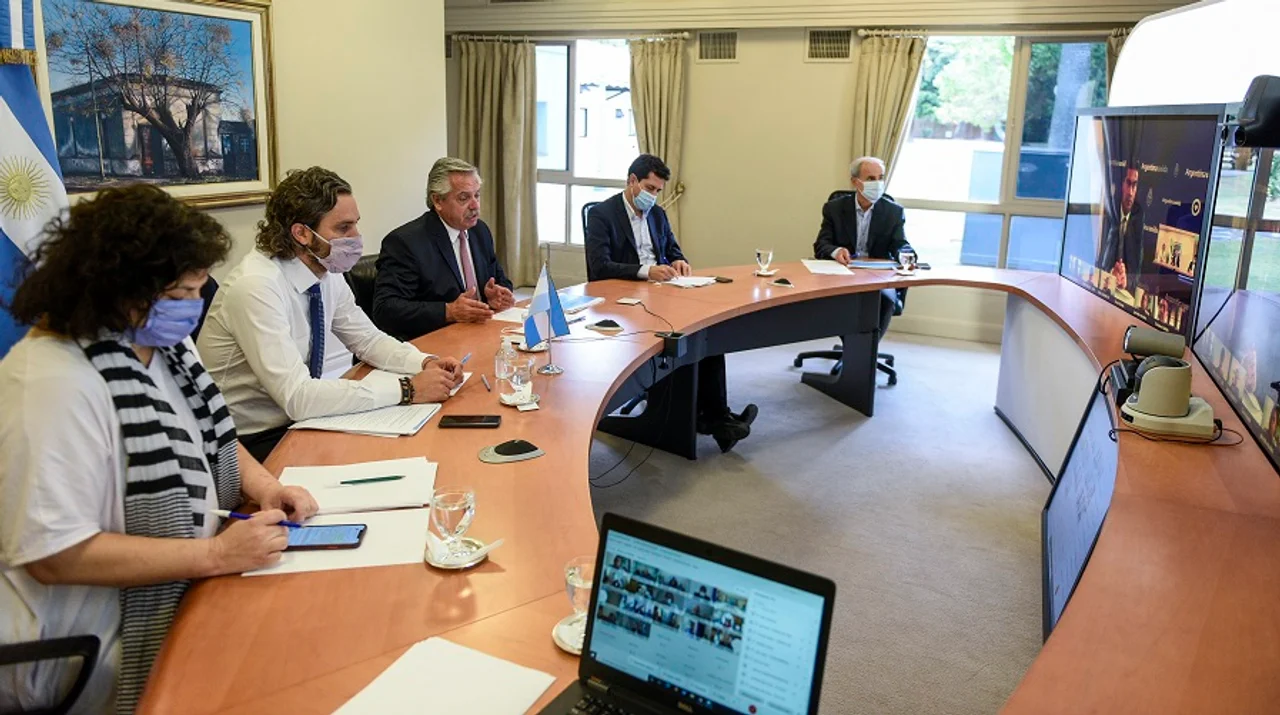 El presidente y su equipo, hoy en Olivos. (Telam)
