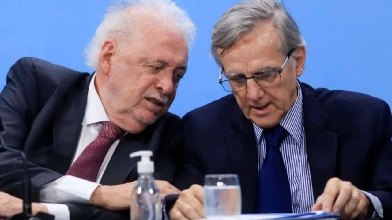 Eduardo López junto con el ministro de Salud Ginés González García.