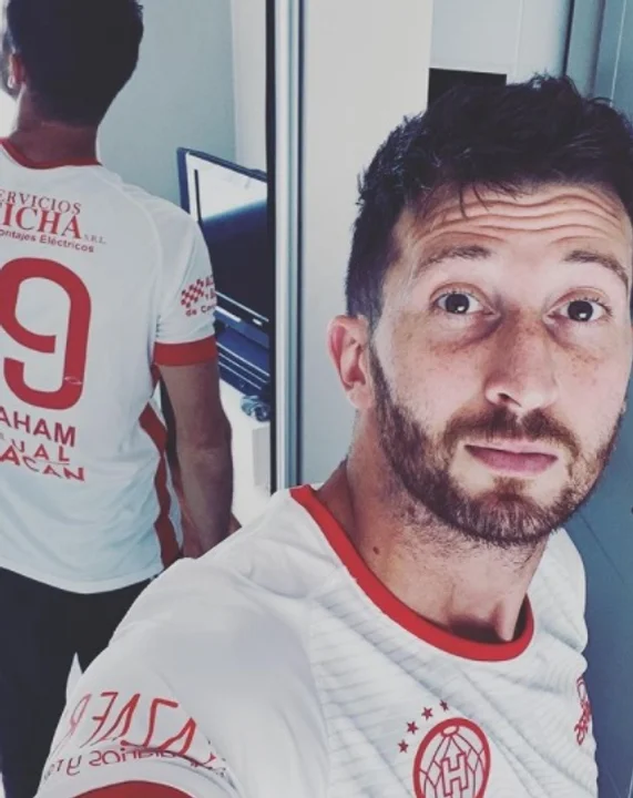 David Abraham se retiró del profesionalismo y ya posó con la camiseta de Huracán