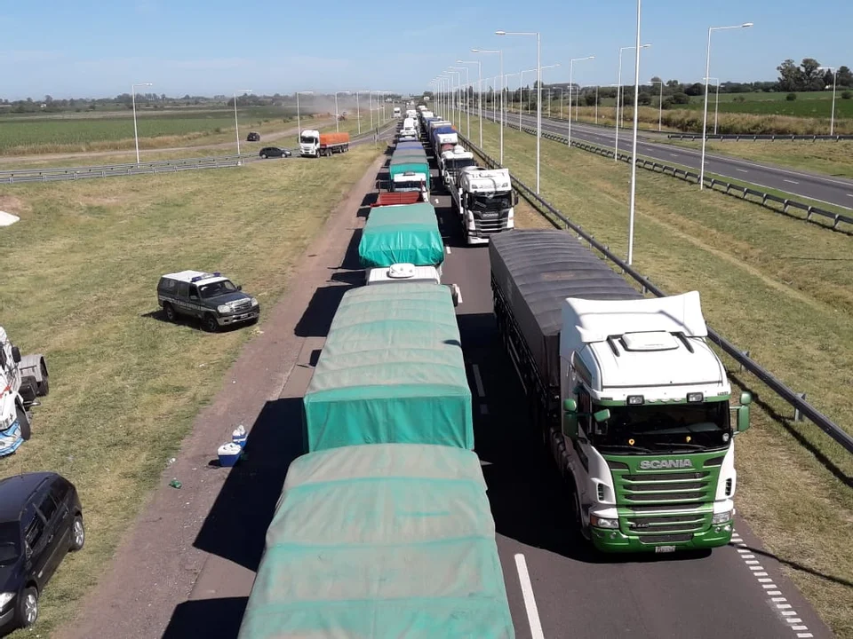 Siguen los cortes de transportistas pero ahora sólo en rutas