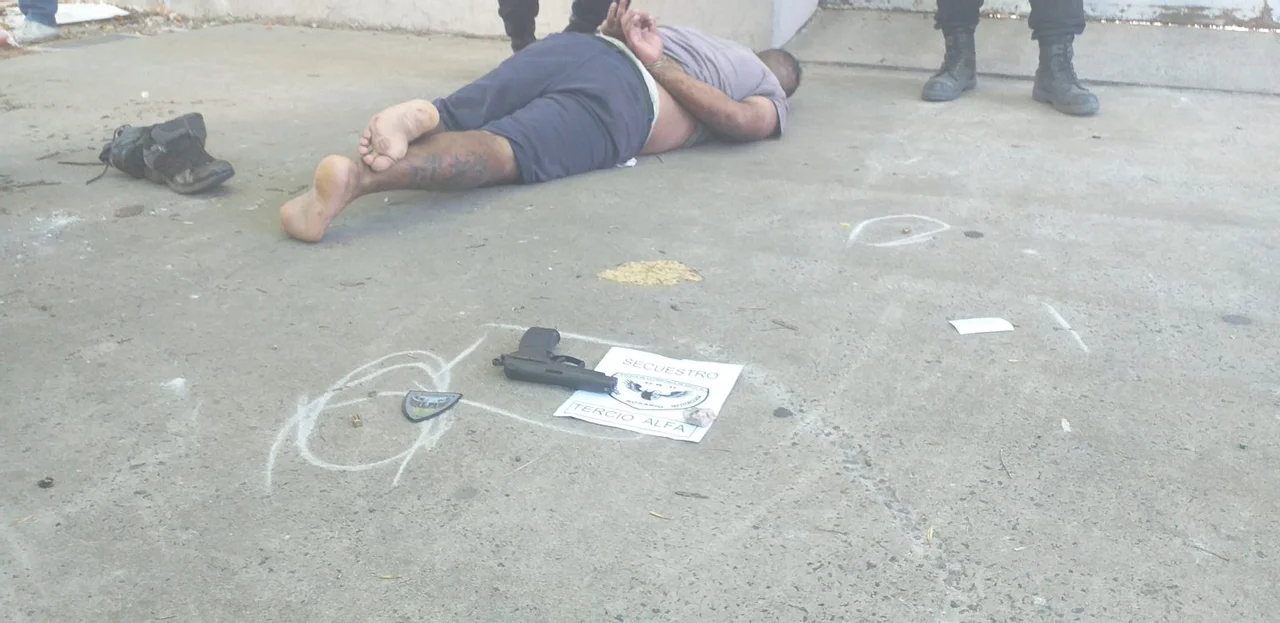 La persecución duró unas tres cuadras, hasta que los policías lograron abalanzarse sobre el delincuente y detenerlo.