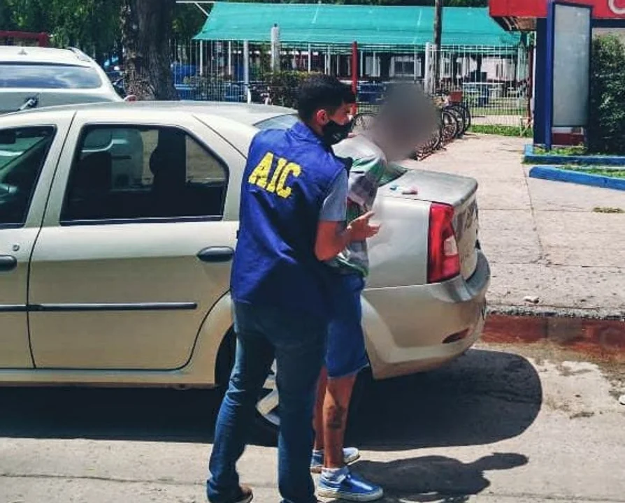 Un joven acusado de robo calificado fue detenido en plena vía pública