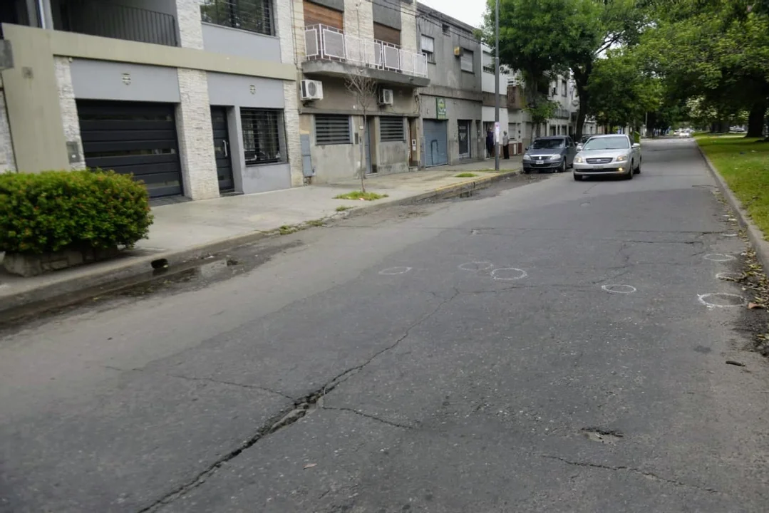 El frente de la vivienda que fue escenario de un tiroteo, en Seguí al 1000. (Rosarioplus)