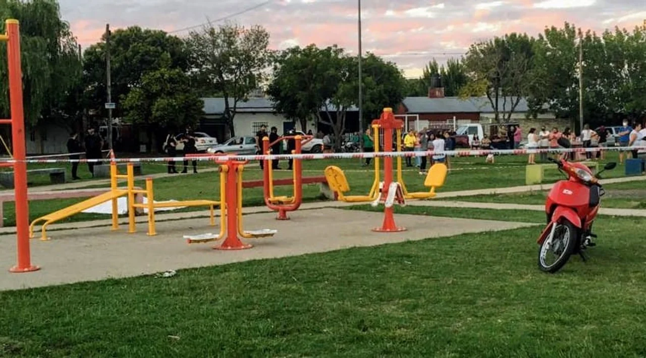 Barrio Acindar: lo asesinaron en la plaza mientras jugaba con su hijo
