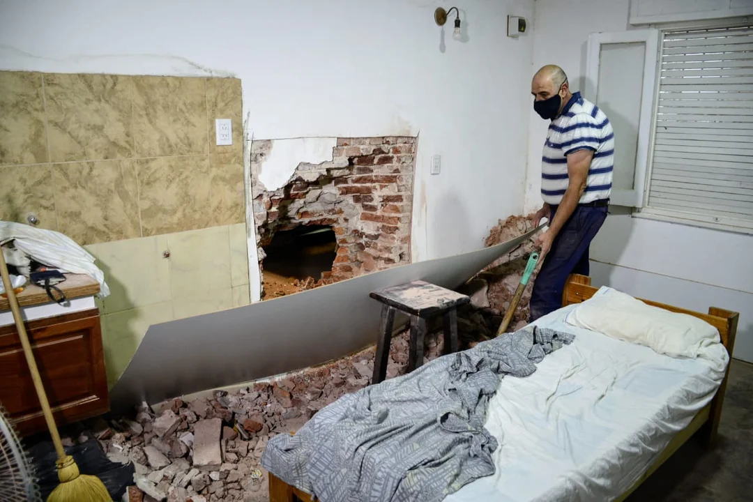 Robaron la transportadora de caudales Brinks con un boquete desde la casa vecina 