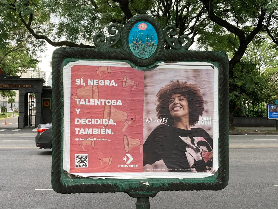 Revuelo en redes por una campaña de zapatillas que metió la pata