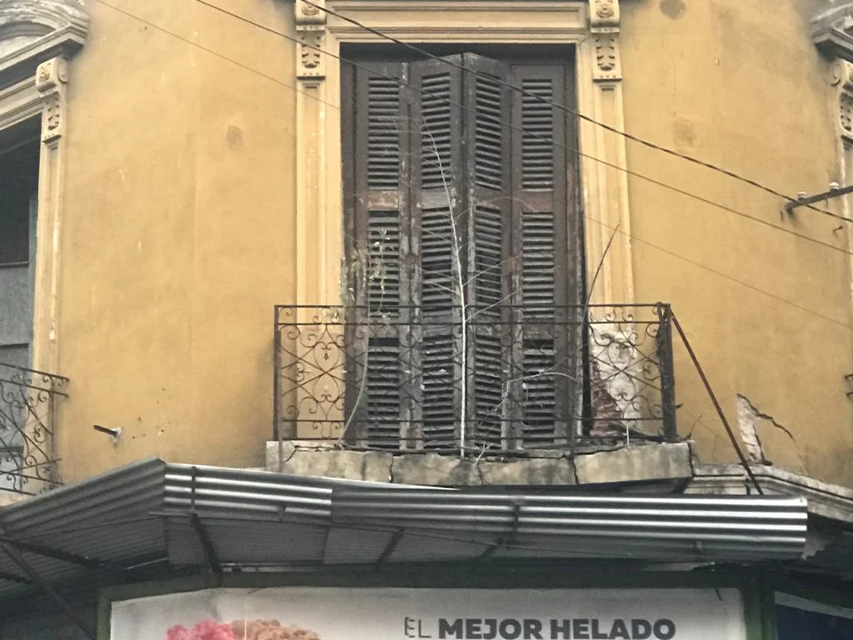 Insisten por la inspección a una casa con riesgo de derrumbe en el microcentro