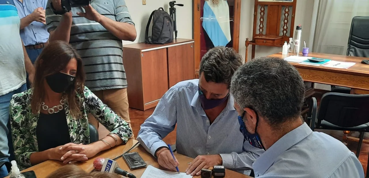 La firma del convenio se hizo en el despacho de Andrés Golosetti.