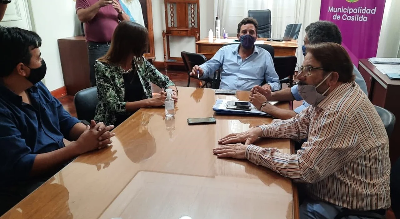 La firma del convenio se hizo en el despacho de Andrés Golosetti.