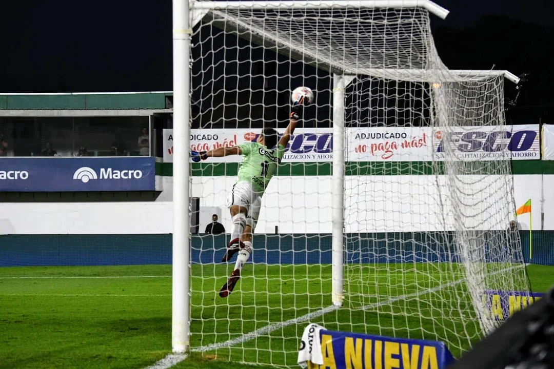 Ahí entro la pelota en el primero de Benítez, de tiro libre.