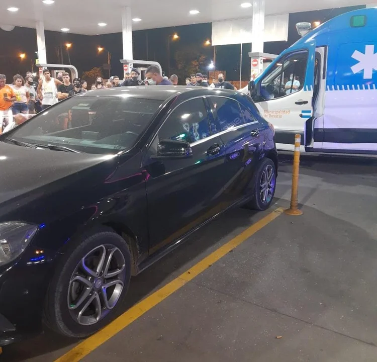 El Mercedes Benz del abogado, emboscado en la estación de servicio el sábado a la noche, y delante de numerosos testigos. (Rosarioplus)