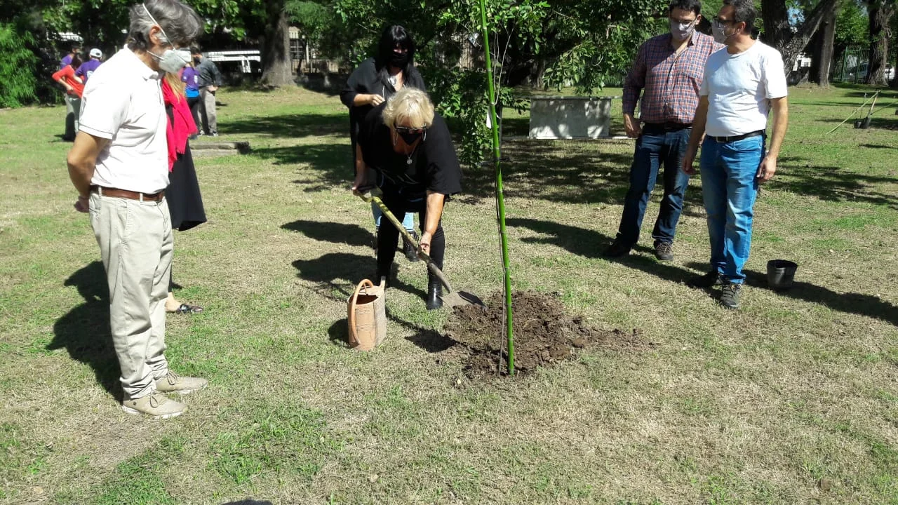 Continúa la plantación de árboles por la Semana de la Memoria