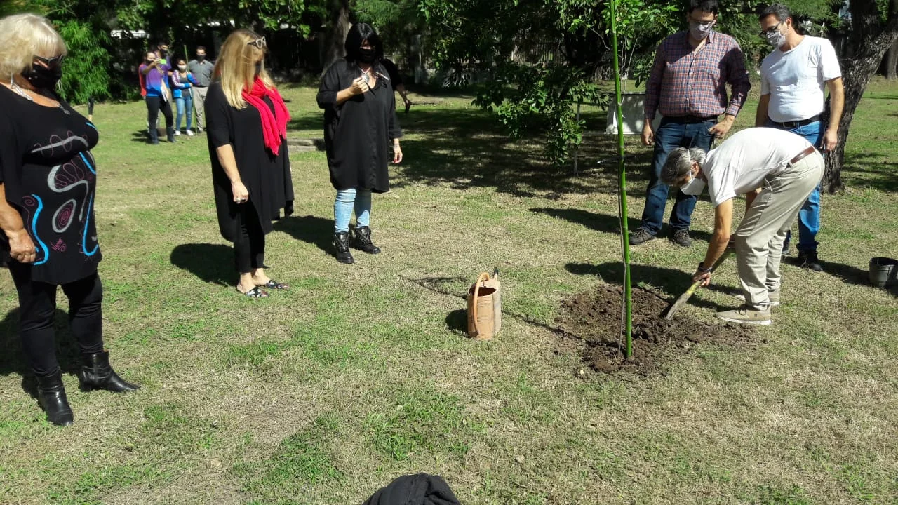 Continúa la plantación de árboles por la Semana de la Memoria