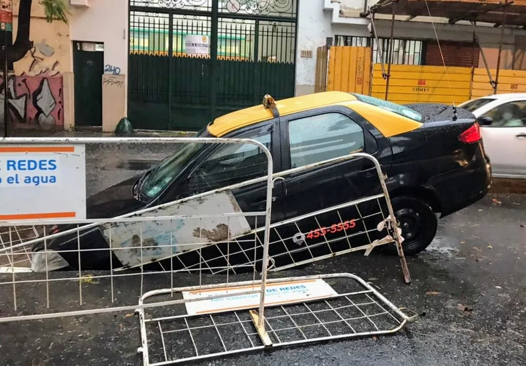 El taxi cayó de punta en el bache abierto por Assa. (RosarioPlus)