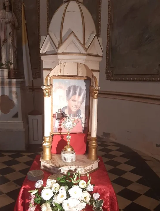 Las reliquitas de Carlo Acutis en el interior de la Parroquia San Pedro Apóstol.