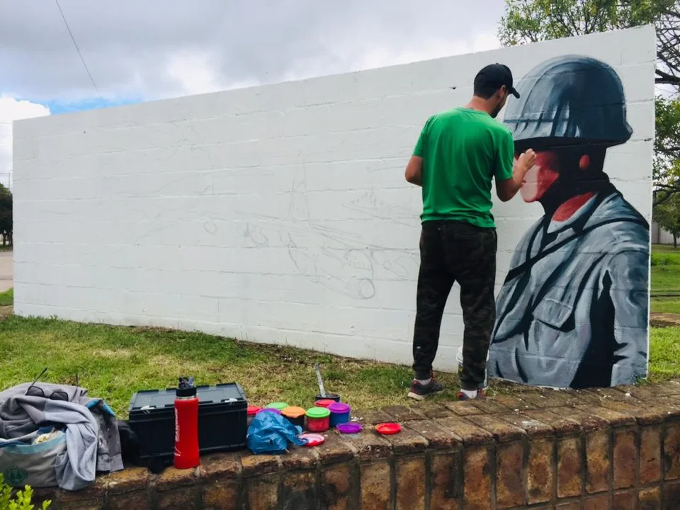 El artista Gabriel Griffa comenzó a pintar el mural de Malvinas 