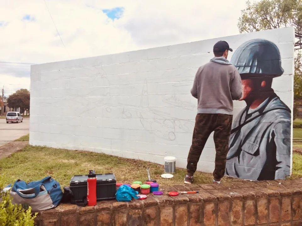 El artista Gabriel Griffa comenzó a pintar el mural de Malvinas 